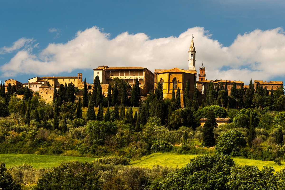 Turisti che osservano il panorama dal Belvedere di Pienza, colline primaverili, atmosfera rilassata